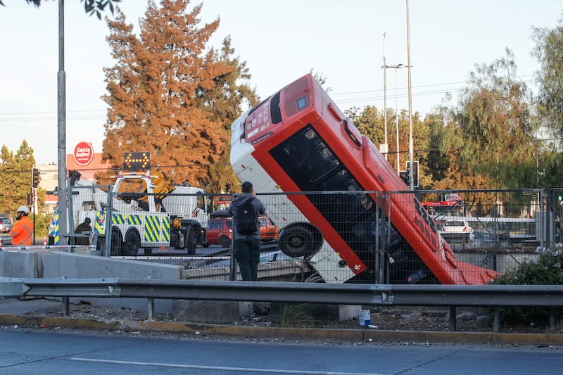 Bus Red cae desde puente Departamental | 19 DE ABRIL DE 2025 / SANTIAGO
Accidente Vehicular en Departamental y Ruta 5 entre un vehículo menor y un Bus Red, este último termina perdiendo el control callendo hacia el paso bajo nivel de Ruta 5 en la comuna de San Miguel
FOTO: DIEGO MARTIN / AGENCIAUNO