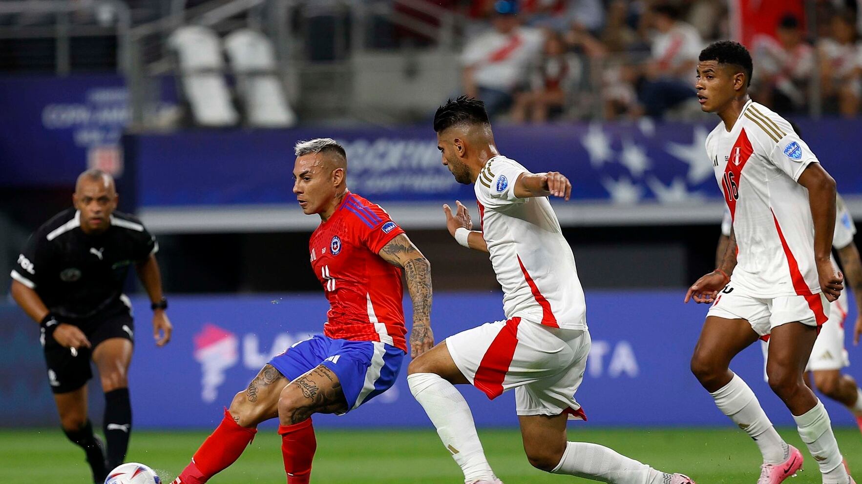 El seleccionado chileno dominó el partido, pero nunca pudo encontrar los espacios para imponer su juego ante Perú.