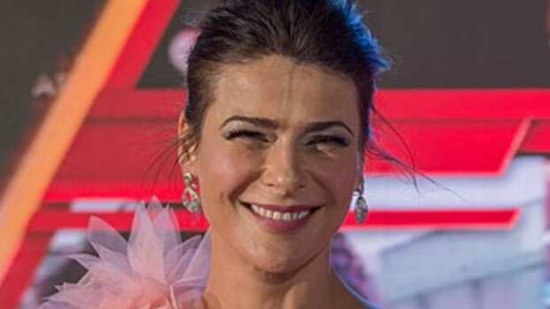 La televisión estaba prendida desde el inicio de la gala, con todo el jet set de la farándula cruzando la alfombra roja, pero ella tenía interés sólo en una de las tantas figuras televisivas que aparecería esa noche. Entre las cámaras, los flashes, los tacos altos, los smoking y vestidos de lujo, Tonka Tomicic hizo su entrada triunfal al Copihue de Oro en su 14° versión.
Era noviembre de 2018 y Estrella Dinamarca, del otro lado de la pantalla, sonreía. Ante sus ojos y transmitido por televisión abierta, figuraba un seguro de cobranza.
Para Dinamarca, creadora y matriarca de una red de receptación de joyas internacional con base en Chile, la imagen de Tomicic en aquella alfombra roja no era por sí misma un arma que podría utilizar. En realidad, eran los diamantes que colgaban de sus orejas los que le servirían.
“Los mismos aros que la Tonka usó en el Copihue de Oro son míos”, confidenció meses después Estrella Dinamarca por teléfono a Ely, una de sus compradoras habituales. La revelación, contenida en una de las múltiples escuchas telefónicas que la Policía de Investigaciones (PDI) realizó a Dinamarca, la hizo a raíz de problemas con Marco Antonio López Spagui, más conocido como Parived, socio de Dinamarca en el negocio de la venta de joyas robadas y esposo de la animadora.