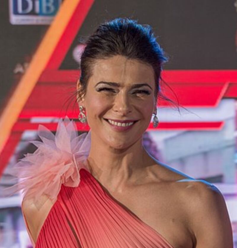 La televisión estaba prendida desde el inicio de la gala, con todo el jet set de la farándula cruzando la alfombra roja, pero ella tenía interés sólo en una de las tantas figuras televisivas que aparecería esa noche. Entre las cámaras, los flashes, los tacos altos, los smoking y vestidos de lujo, Tonka Tomicic hizo su entrada triunfal al Copihue de Oro en su 14° versión.
Era noviembre de 2018 y Estrella Dinamarca, del otro lado de la pantalla, sonreía. Ante sus ojos y transmitido por televisión abierta, figuraba un seguro de cobranza.
Para Dinamarca, creadora y matriarca de una red de receptación de joyas internacional con base en Chile, la imagen de Tomicic en aquella alfombra roja no era por sí misma un arma que podría utilizar. En realidad, eran los diamantes que colgaban de sus orejas los que le servirían.
“Los mismos aros que la Tonka usó en el Copihue de Oro son míos”, confidenció meses después Estrella Dinamarca por teléfono a Ely, una de sus compradoras habituales. La revelación, contenida en una de las múltiples escuchas telefónicas que la Policía de Investigaciones (PDI) realizó a Dinamarca, la hizo a raíz de problemas con Marco Antonio López Spagui, más conocido como Parived, socio de Dinamarca en el negocio de la venta de joyas robadas y esposo de la animadora.
