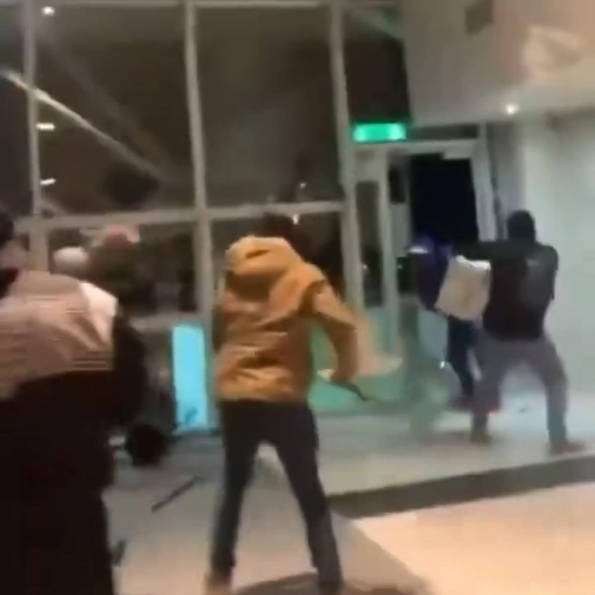 Violenta pelea entre hinchas de Colo Colo y Cobreloa en aeropuerto de Calama Violenta pelea entre hinchas de Colo Colo y Cobreloa en aeropuerto de Calama