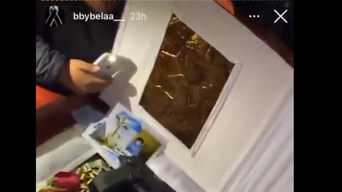 Jóvenes se drogan en velatorio de amigo, sobre el ataúd.