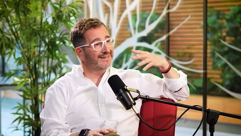 Eduardo Fuentes reveló sus aventuras en China con los “baños de hoyo” y compartidos: “Una señora china...”