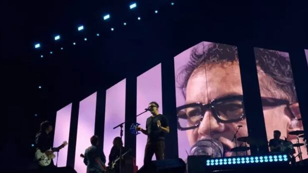 Los Bunkers hicieron cantar y corear sus canciones, este sábado, a un público entusiasta que llenó el estadio Ester Roa Rebolledo de Concepción.
A las 21:05 horas, la banda penquista compuesta por Gonzalo y Álvaro López, Francisco y Mauricio Durán y Mauricio Basualto, arrancó con su éxito Miéntele, desatando una euforia en los cerca de 30 mil fanáticos que llegaron al recinto.