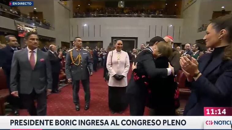 Gabriel Boric con Irina Karamanos | Captura