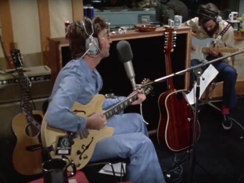 Revelan video de John Lennon y George Harrison grabando una canción contra Paul McCartney