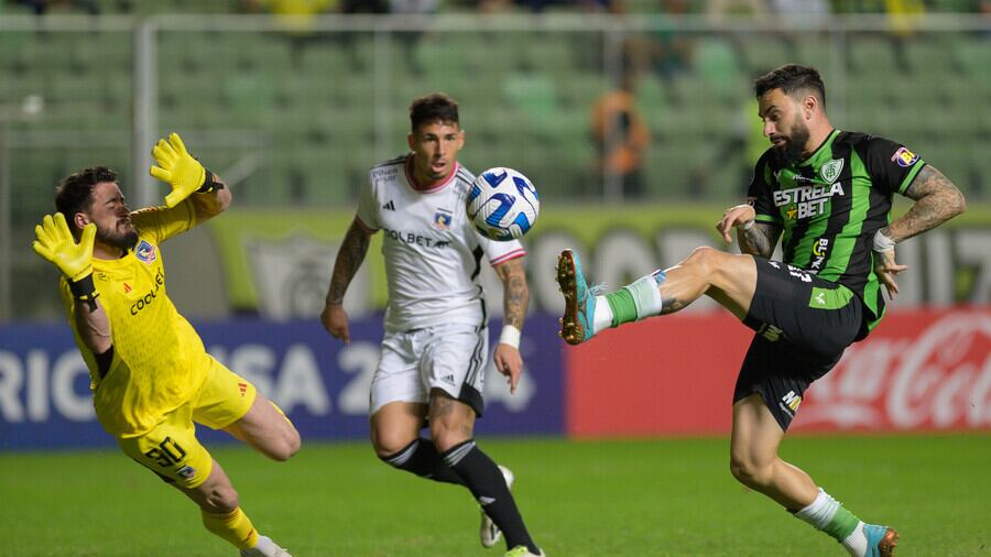 El jugador de Colo Colo Fernando De Paul, izquierda, disputa el balon con Gonzalo Mastriani de America MG durante el partido por copa Sud Americana disputado en el estadio Raimundo Sampaio de Belo Horizonte, Brasil.