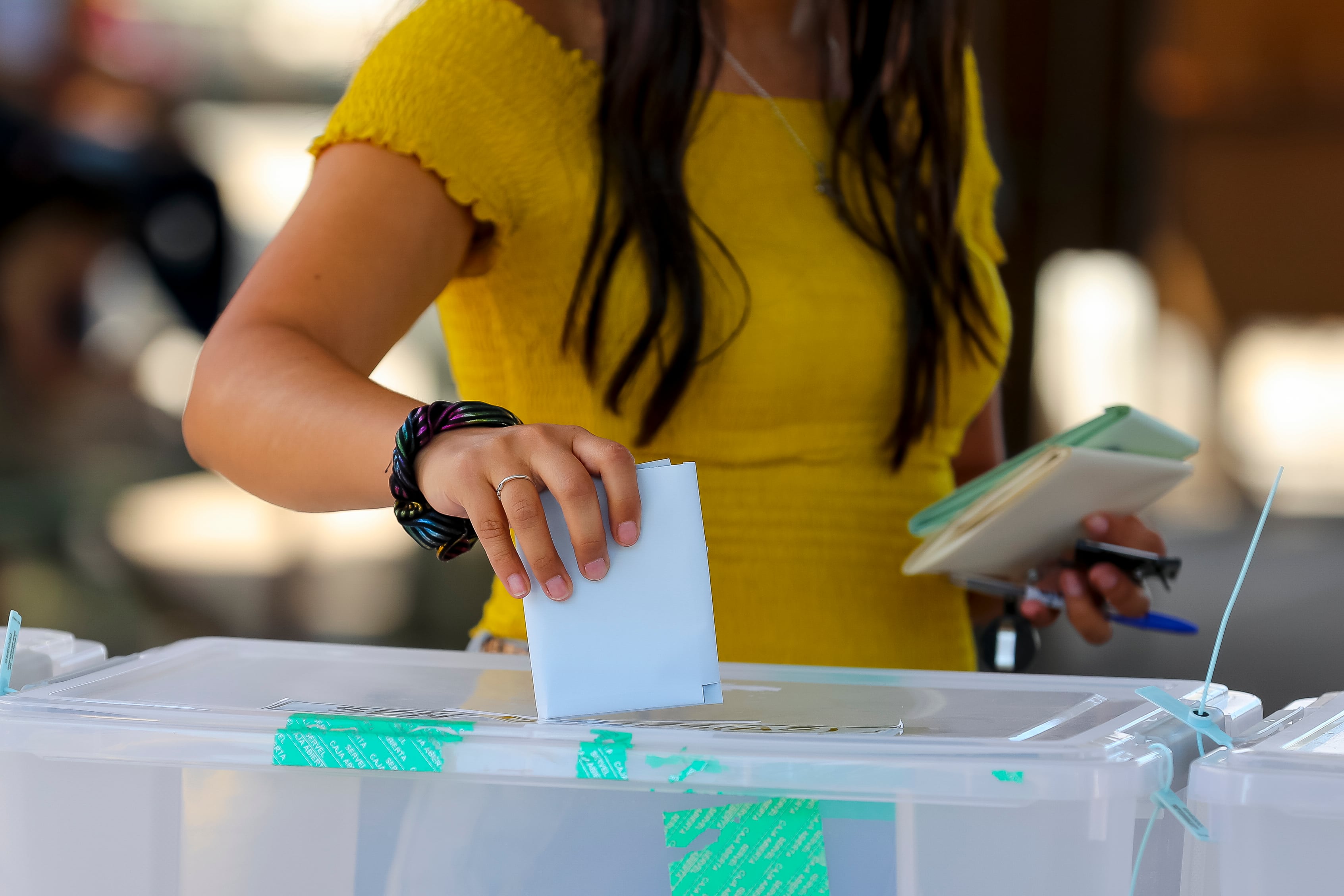 “Lo entregaría con gusto”: Cumbre de mujeres conservadoras de EE.UU. propone ceder el voto de las mujeres “a sus esposos”