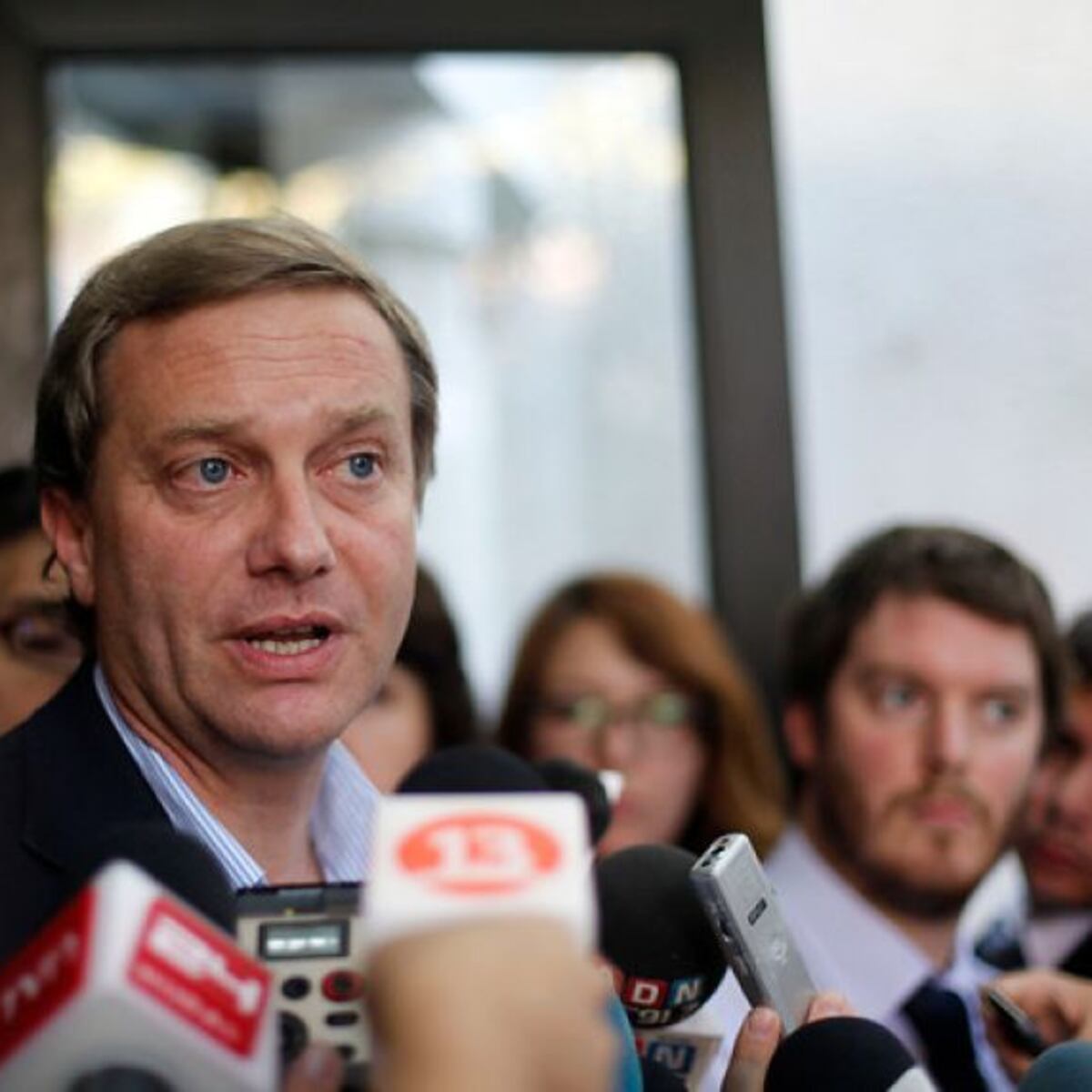 José Antonio Kast se molesta al ser cuestionado sobre sus ingresos José Antonio Kast se molesta al ser cuestionado sobre sus ingresos