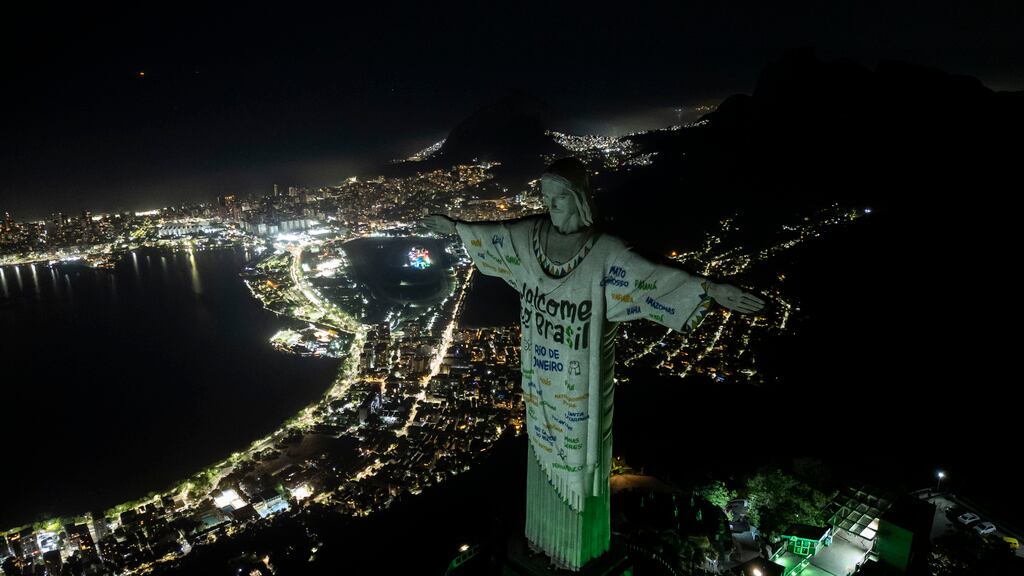 La estatua del Cristo Redentor está iluminada con un cartel de bienvenida a la cantante estadounidense Taylor Swift, Río de Janeiro, 16 de noviembre de 2023. (AP Foto/Bruna Prado)