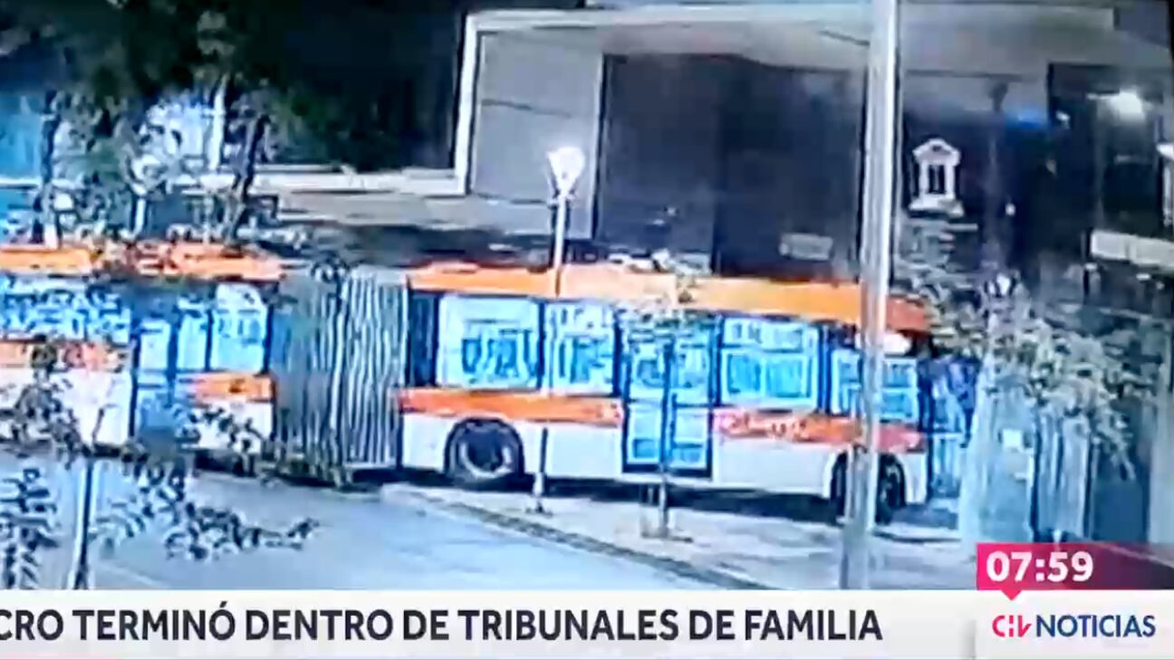 Bus choca en Juzgado de Familia