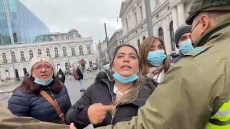 Tras el incidente en el centro de Santiago, la senadora Fabiola Campillai publicó un comunicado en el que acusó a los adherentes del Rechazo y cuestionó el accionar de Carabineros de negarle ayuda ante la posible agresión a una autoridad pública.