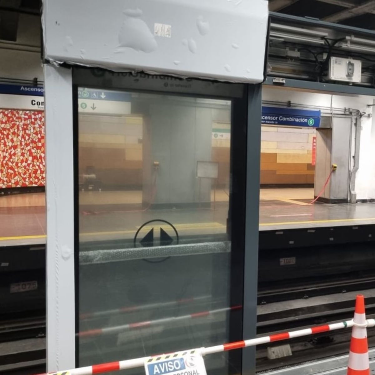 Estación de la Línea 1 del Metro con puertas de andén Estación de la Línea 1 del Metro con puertas de andén