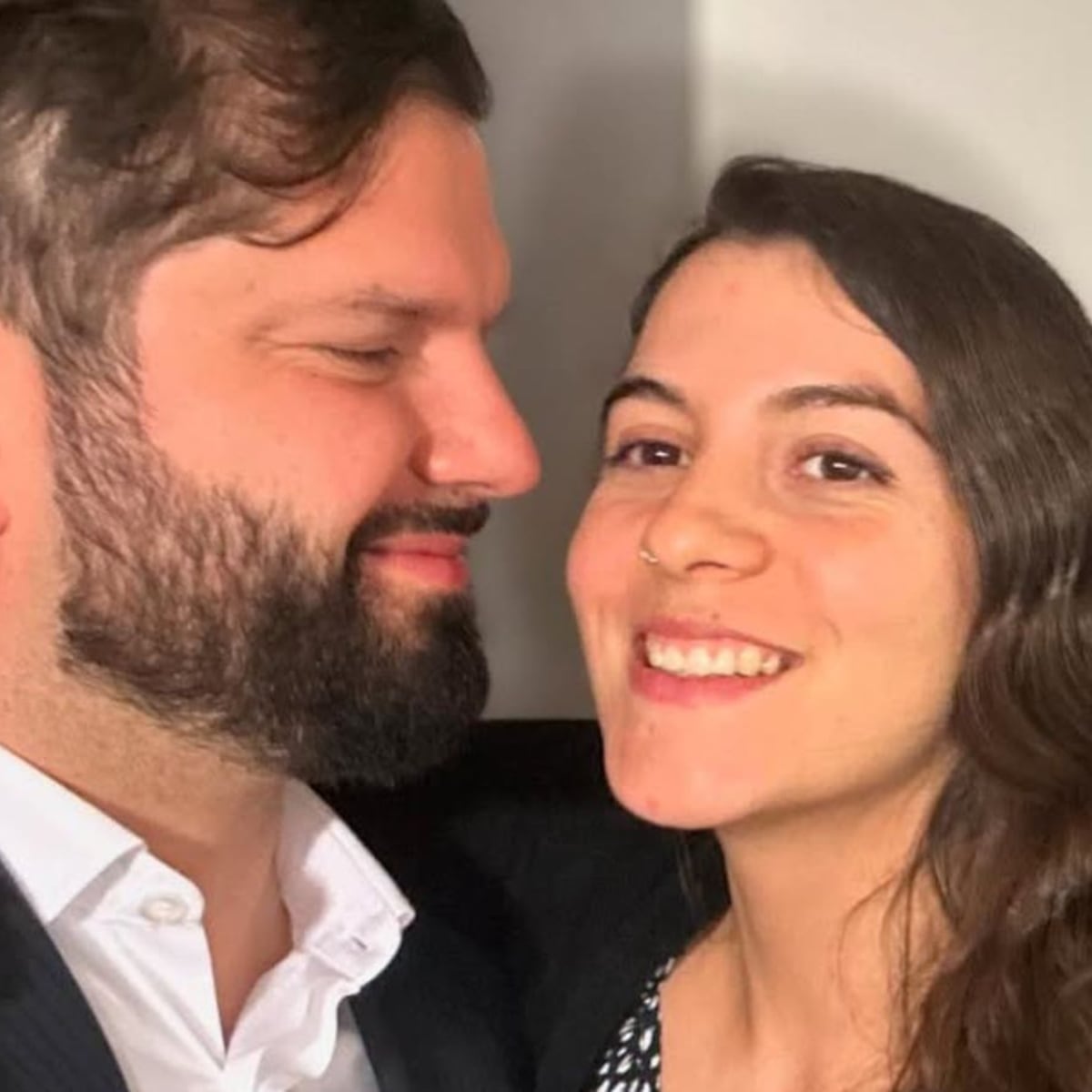 Boric y Paula Carrasco anuncian que serán padres Boric y Paula Carrasco anuncian que serán padres