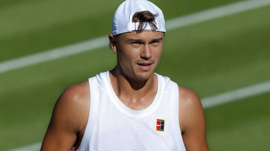 El tenista danés le restó mérito a la victoria de Jarry en la primera ronda de Wimbledon, al reconocer que acabó lesionado su partido ante el chileno y que "si juego normal, le gano nueve de cada diez veces".