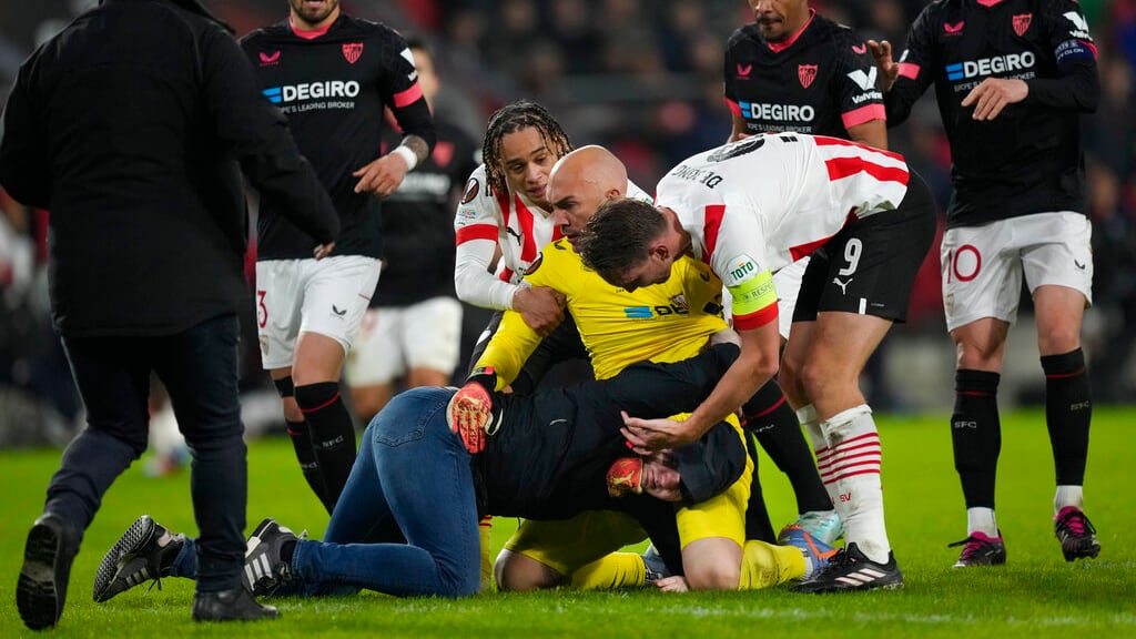 El arquero del Sevilla, Marko Dmitrovic, fue agredido por un aficionado del PSV.
