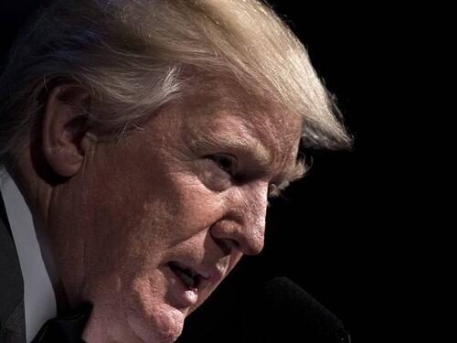 Trump exige acelerar la audiencia sobre decreto antimigratorio