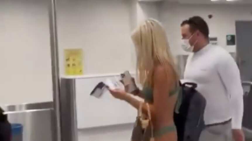 Mujer bikini aeropuerto