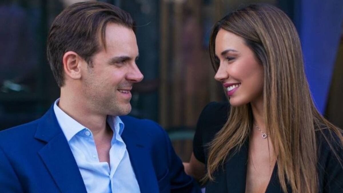 Tras 11 años de matrimonio con Danilo Sturiza y a dos del quiebre en la relación, Vanesa Borghi reveló cuál fue la distante actitud que tomó su exmarido, quien, al parecer, no quiso saber nada más de ella y la borró de su vida. Así lo contó en entrevista con Kike Morandé, en el podcast “Morandé te vé”.
“No tengo nada para decir, fui súper feliz en los años de matrimonio que estuve con él, pero me da mucha pena cómo se terminó, porque después nunca más tuve un contacto con él. Él me bloqueó de todos lados y nunca más conversé absolutamente nada con él”, reveló.
Producto de ello, contó que tampoco se ha podido comunicar con él para tramitar el divorcio.
“No me han dado el divorcio. La que se fue de casa fui yo, con mi ropa y nada más. Una mujer, cuando decide terminar una relación, es porque lo tiene muy claro. Nunca más supe nada de él. He hablado con su hija e hijo para los cumpleaños, pero lógico que esas cosas duelen si estuve 11 años con esa persona”, recordó.
Además, lo que más lamenta es la forma en que terminó el matrimonio, puesto que no siquiera pudieron conversar ni despedirse de buena forma.
“Ni siquiera pude tener una charla de un cierre y poder decir ‘bueno, te agradezco por todo esto que me entregaste’. Duele terminar una relación de tanto tiempo así”, consignó La Cuarta.