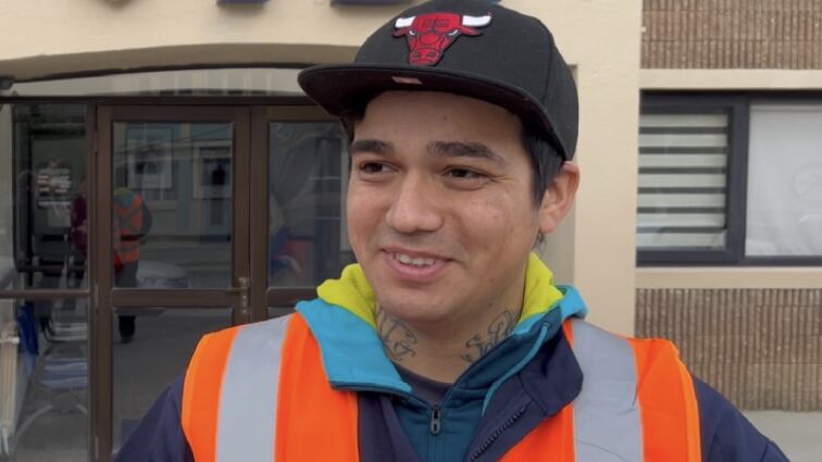 Joven honrado se encontró un bolso con 27 millones y los devolvió a su dueño