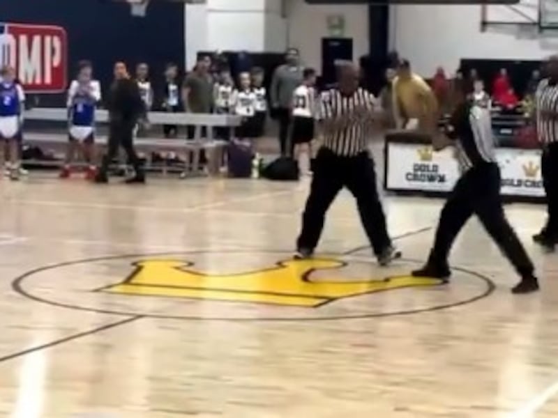 Pelea de árbitros conmocionó partido de baloncesto escolar