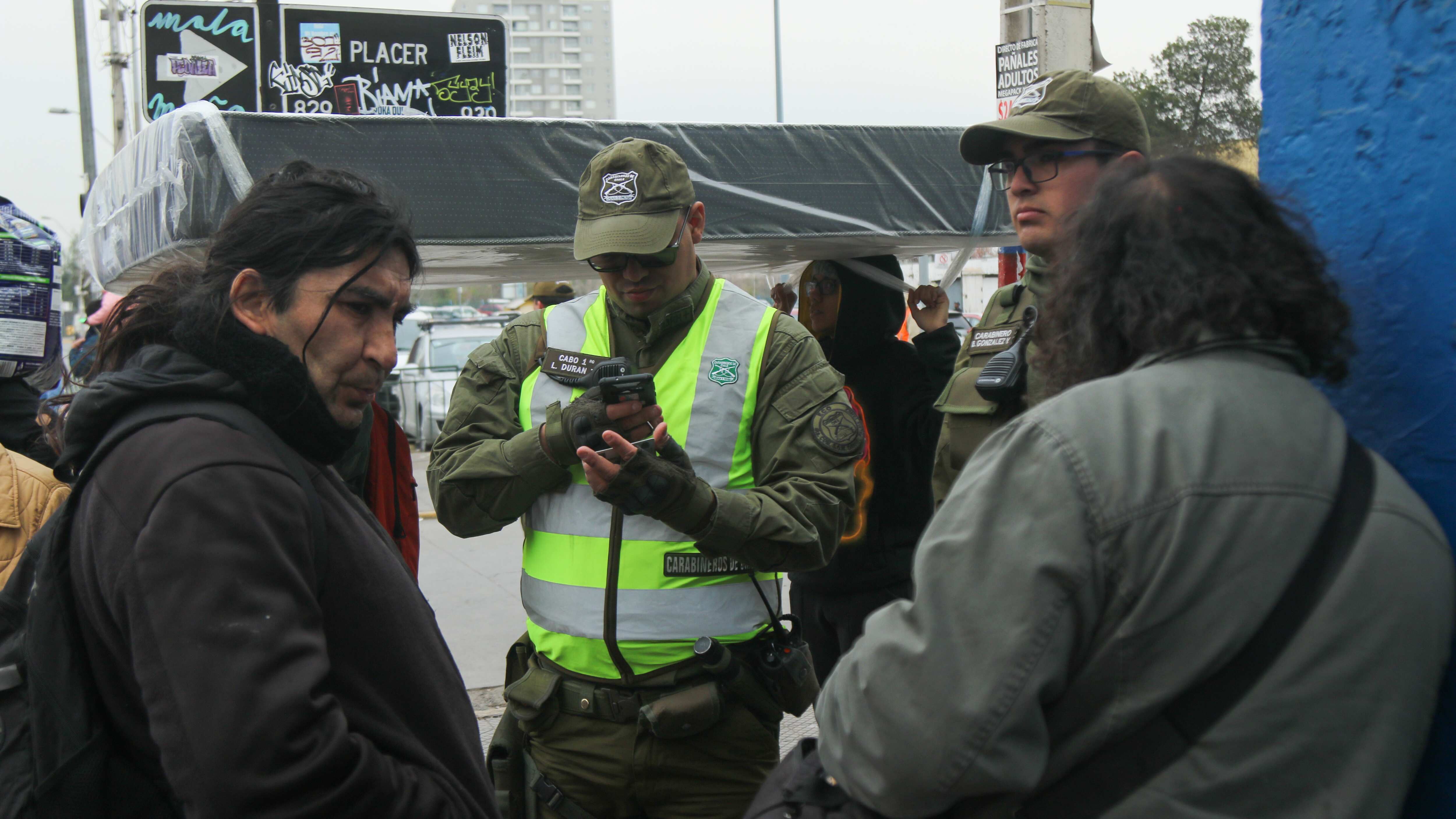 Un control de identidad, percibido como necesidad o invasión a la privacidad. / AGENCIAUNO