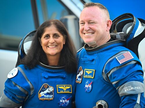 Alarma causa la baja de peso de los astronautas dejados en la Estación Espacial