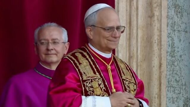 El obispo norteamericano asume el liderazgo de la Iglesia Católica a sus 69 años.