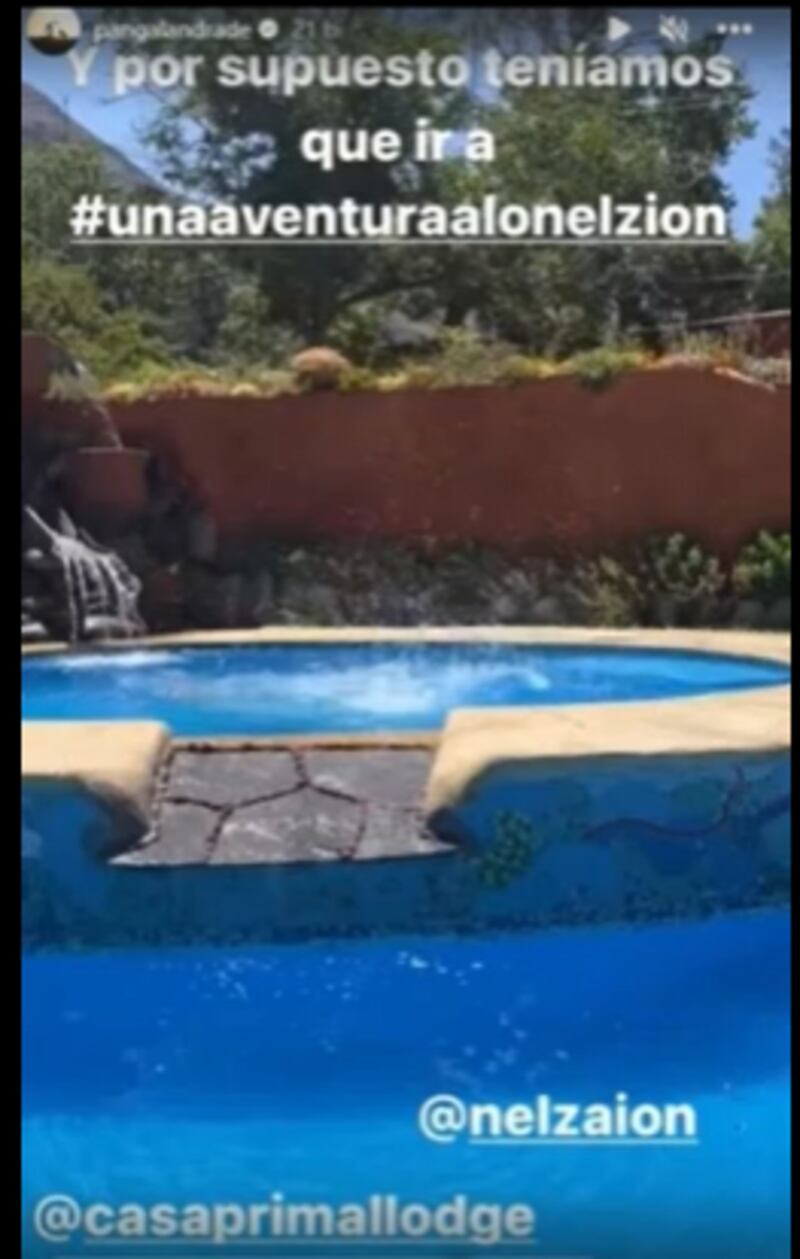 El ex chico reality Pangal Andrade sorprendió tras confirmar que luego de meses de trabajo y remodelación concretó la remodelación de la piscina de su hotel en el Cajón del Maipo.
El influencer compartió en sus historias de Instagram registros celebrando junto a su equipo e inaugurando la especial piscina en la que estuvo trabajando desde 2021 luego de sufrir destrozos producto de un aluvión en el sector.
“Llegamos de tremenda caminata y miren, los chiquillos en el asado”, expresó Andrade en el registro mostrando su emoción ante el nuevo espacio que podrá promocionar para su hotel.