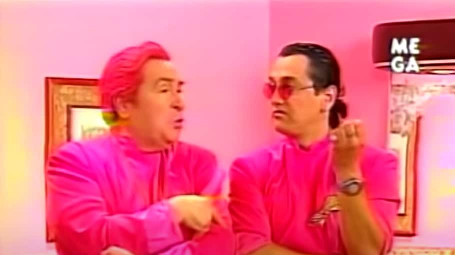 El actor Claudio Reyes se refirió al deceso de Eduardo Ravani, quien fuera su colega en el Jappening con ja.
Cabe recordar que la dupla interpretó a Chalo y Giorgio, los peluqueros de “Le Bisoñé”.
En El Facho Cola, el intérprete reconoció que “yo tuve el privilegio de trabajar con él, ser su amigo y confidente”.
“En las grabaciones del Jappening él me contaba muchas cosas personales y llegamos a ser grandes amigos”, rememoró.
De igual manera, Reyes recordó que Ravani “tenía fama de ser malas pulgas, de ser un tipo bien estricto, pero era por su programa”.
LA FRASE QUE LO MARCÓ
Luego, el comediante dio a conocer una frase de su ex colega que terminó marcándolo: “Me decía ‘qué gané con eso, qué gané con echarme a la gente en contra y con que muchos me odiaran’”.
“Y esta es la frase que yo aprendí. Dijo: ‘El mundo no va a girar más rápido o más lento porque uno quiera’. Cuando me enseñó esa frase me cambió un poquito el switch”, reveló.