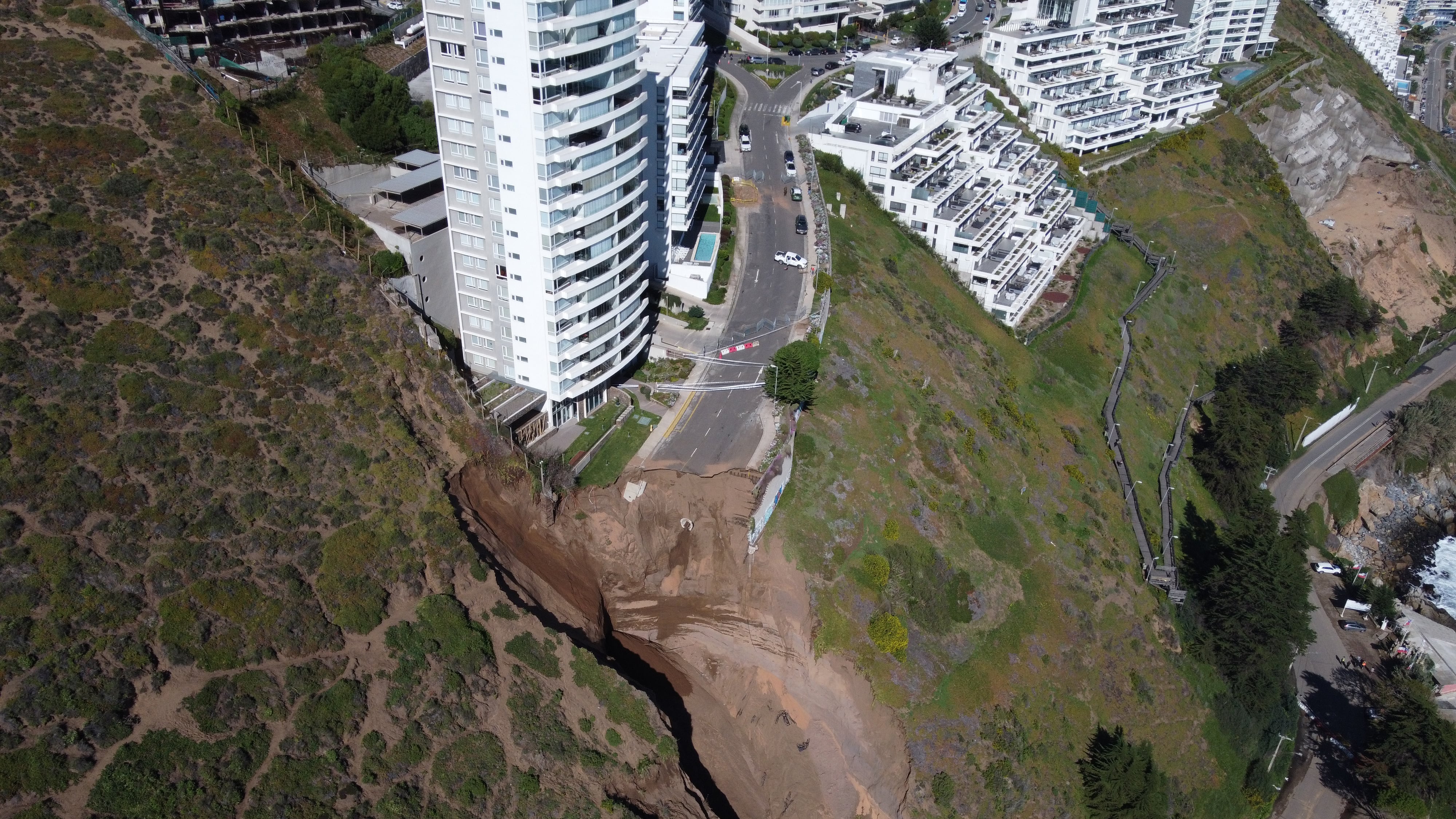 Edificio Kandinsky, lugar donde se registró el socavón de Reñaca. Los alrededores de la edificación se encuentra con medidas de seguridad y con restricciones de tránsito supervisadas por Carabineros