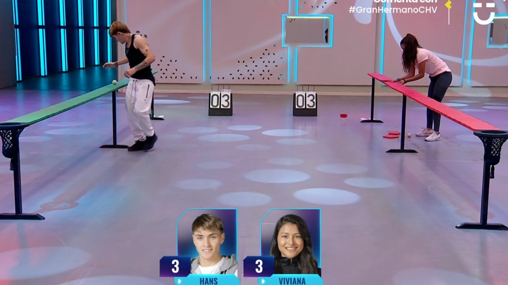 Una competencia punto a punto fue la que se vivió la noche del miércoles para definir al líder de la semana al interior del reality Gran Hermano. 
Viviana Acevedo y Hans Valdés fueron los dos competidores finalistas, quienes se enfrentaron para definir al ganador, quien quedó con la inmunidad y tendrá la opción de salvar a un nominado de la placa de eliminación. 
La prueba consistía en instalar una hilera de placas sobre un fierro horizontal. Luego de ello, tenían que hacer rodar una bola por sobre las placas y lograr que cayera sobre una canasta. 
Fue así como Hans comenzó con ventaja, colocando las primeras dos pelotas en los primeros dos lanzamientos. Pero, Vivi no se quedó atrás y empató rápidamente. 
Desde ese momento, los nervios pasaron la cuenta en los jugadores y lanzaron varios tiros errados, faltando siete minutos para que finalizara la prueba, de un total de 12 minutos. 
La prueba fue totalmente pareja e infartarte, hasta que Vivi agarró la técnica y comenzó a alejarse, mientras que Hans sentía los nervios y la presión. 
Finalmente, Vivi ganó con gran ventaja logrando un total de 14 pelotas, versus las ocho que logró colocar Hans. 
Tras ello, vinieron los besos y abrazos entre Cony y Viviana, quien previamente también había sido felicitada por Maite Phillips, la tercera en discordia. 
En redes sociales los comentarios abundaron, preguntándose a quién salvará Vivi en caso de nominación: ¿A Cony o Maite?.
Esta prueba del líder no fue transmitida por Pluto TV puesto que cortaron la transmisión durante tres horas, generando una ola de especulaciones en redes sociales. 
Uno de los momentos épicos, fue la participación de Mónica cuando mostró una genuina emoción al lograr encestar una bola y se sintió como una verdadera campeona. Incluso, al momento de colocar el marcador, en vez de poner el número 1, marcó el número 10, generando un instante para el recuerdo.