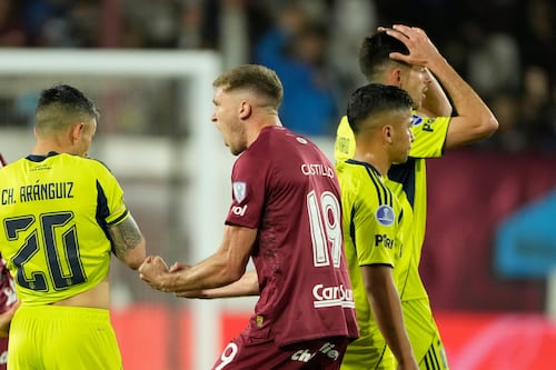 En un partido muy polémico, la “U” quedó eliminada de la Copa Sudamericana al caer ante Lanús