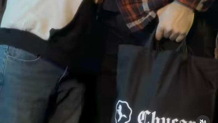 Tras la entrada en vigencia de la ley tiene busca castigar a los padres que no cumplen con el pago de la pensión de alimentos, una pareja de emprendedores decidió premiar a los papás que sí están al día con su obligación financiera y lanzaron una llamativa campaña, por motivo del Día del Padre.
Se trata trata de un descuento para todos los papás que no figuren en el Registro Nacional de Deudores de Alimentos.
Así lo dieron a conocer en su cuenta de Instagram de la tienda de ropa independiente Chúcaro, quienes en colaboración con la agencia Wunderman Thompson Chile, lanzaron la llamativa campaña en sus redes sociales, con un video de lo más pro.
“Ser papá no es solo para las fotos, es estar allá y acá. Y, por supuesto, nunca aquí,  en el Registro Nacional de Deudores de Alimentos”, dice el video. 
“Ser padre es mucho más que una responsabilidad, es compromiso, amor, es una forma de vida. Lamentablemente, hay muchos que no lo son y no cumplen ni siquiera con lo mínimo. Nos parece que eso hay que castigarlo siempre, pero también nos pusimos a pensar desde el otro ángulo, desde los miles de papás que sí merecen ese nombre y por qué no celebrárselos con esta acción en su día”, indicaron los emprendedores.