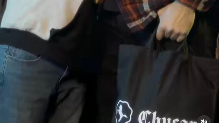 Tras la entrada en vigencia de la ley tiene busca castigar a los padres que no cumplen con el pago de la pensión de alimentos, una pareja de emprendedores decidió premiar a los papás que sí están al día con su obligación financiera y lanzaron una llamativa campaña, por motivo del Día del Padre.
Se trata trata de un descuento para todos los papás que no figuren en el Registro Nacional de Deudores de Alimentos.
Así lo dieron a conocer en su cuenta de Instagram de la tienda de ropa independiente Chúcaro, quienes en colaboración con la agencia Wunderman Thompson Chile, lanzaron la llamativa campaña en sus redes sociales, con un video de lo más pro.
“Ser papá no es solo para las fotos, es estar allá y acá. Y, por supuesto, nunca aquí, en el Registro Nacional de Deudores de Alimentos”, dice el video.
“Ser padre es mucho más que una responsabilidad, es compromiso, amor, es una forma de vida. Lamentablemente, hay muchos que no lo son y no cumplen ni siquiera con lo mínimo. Nos parece que eso hay que castigarlo siempre, pero también nos pusimos a pensar desde el otro ángulo, desde los miles de papás que sí merecen ese nombre y por qué no celebrárselos con esta acción en su día”, indicaron los emprendedores.