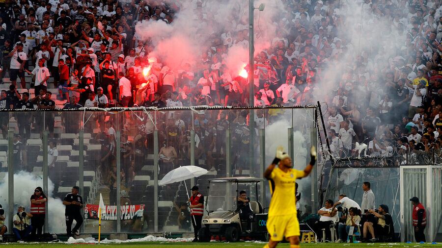 Garay consignó en su informe las bengalas por parte de hinchas de Colo Colo