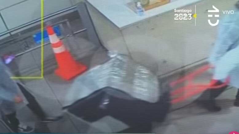 Fue a las 09:00 de la mañana cuando desde un vehículo dejaron una caja fuerte en una calle de la comuna de Macul, lo que encendió las alarmas que se trataría del valioso objeto robado desde el edificio del Ministerio de Desarrollo Social, en Santiago Centro.
La caja de color blanco fue dejada a un costado de la calle Tiltil, al llegar a José Ananías, hasta donde llegó personal del Labocar y el OS-9 de Carabineros.
Se trata de un caja blanca, parcialmente destruida, con la puerta abierta y vacía en su interior, según dio cuenta CHV Noticias.
Sin embargo, tras la llegada de personal especializado de Carabineros, quienes cercaron el perímetro para realizar las diligencias pertinentes, se descartó que fue la misma que la sustraída hace cuatro días atrás, por una supuesta orden del ministro Giorgio Jackson, junto con 23 computadores.