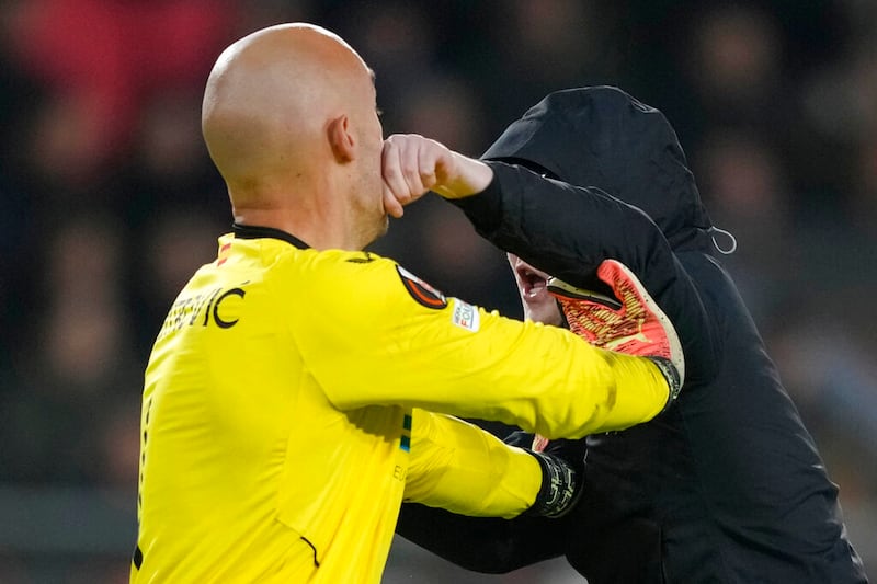 El arquero del Sevilla, Marko Dmitrovic, fue agredido por un aficionado del PSV.