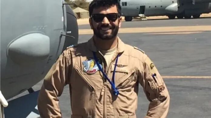 El piloto español Luis Sevillano Moreno falleció este sábado durante la extinción de un incendio en el sur de Chile, informó el Gobierno chileno.
El Ministerio de Agricultura explicó en un comunicado que el aviador, de 34 años, murió cuando la aeronave que pilota se volcó tras realizar la descarga de agua en Galvarino, en la región de La Araucanía, a 750 kilómetros al sur de la capital.
El fallecido prestaba servicios a través de la Empresa SAAMA Aviación SpA para la Corporación Nacional Forestal (CONAF), indicó el ministerio chileno.