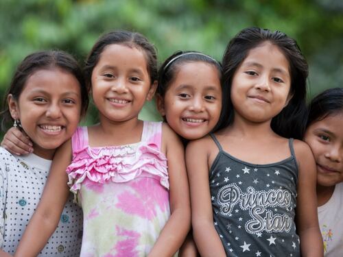 Un podcast para alertar al mundo: ‘Son niñas, no madres’, deja ver la cruda realidad de la violencia sexual contra niñas en Latinoamérica