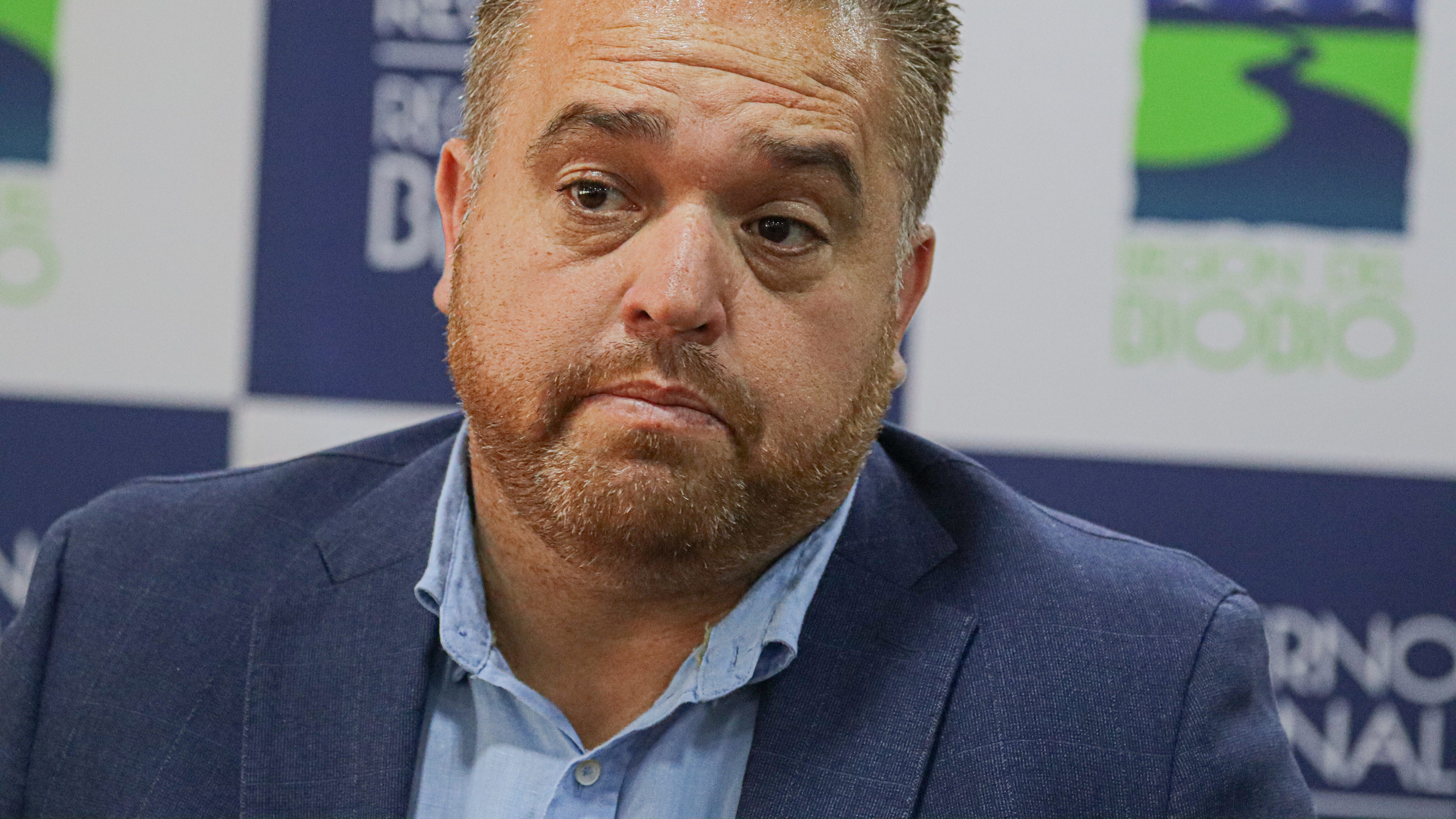 Rodrigo Díaz, Gobernador de la Región del Biobío, realiza el saludo protocolar con Sergio Giacaman, Gobernador electo de la Región del Biobío 
FOTO: RODRIGO FUICA/AGENCIA UNO