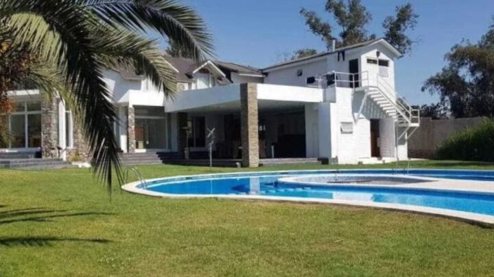 Lujosa casa que perteneció a Arturo Vidal está a la venta por $2 mil millones: Incluye disco privada y una cancha