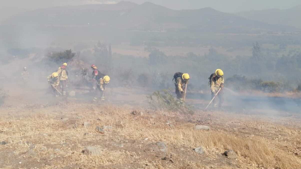 Continúan los trabajos aéreos y terrestres para el control del #IncendioForestal “Santa Rosa de #Catemu”, #Catemu, #SanFelipe, el cual consume una superficie preliminar de 20 ha