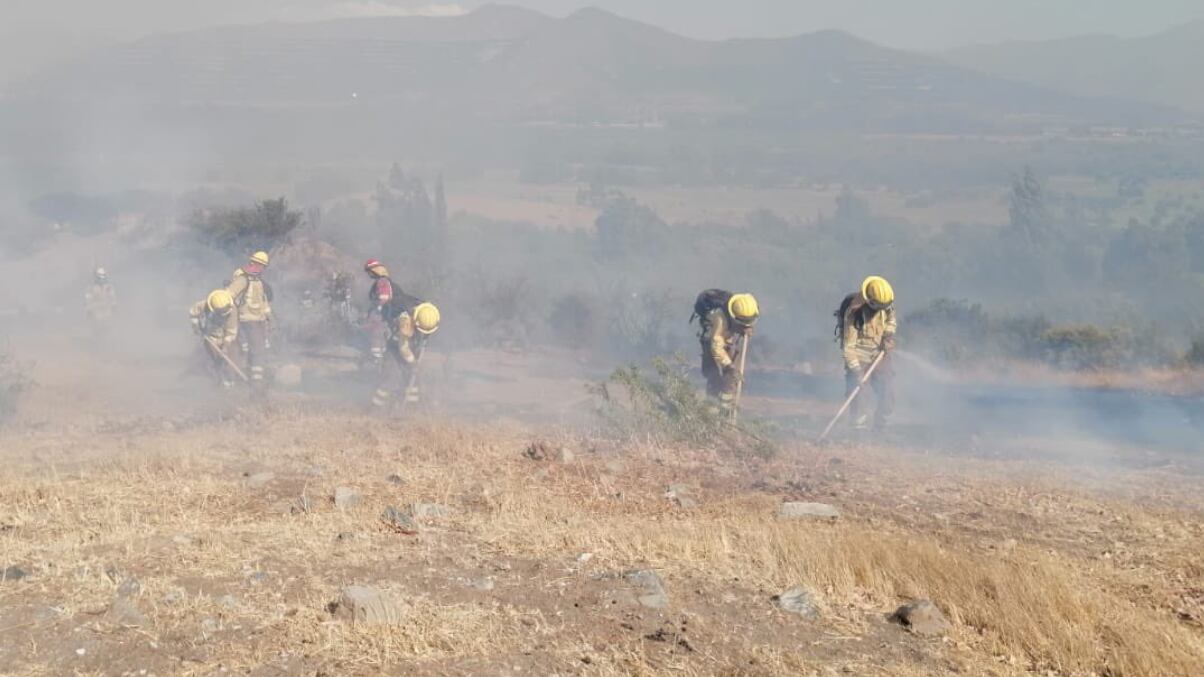 Continúan los trabajos aéreos y terrestres para el control del #IncendioForestal “Santa Rosa de #Catemu”, #Catemu, #SanFelipe, el cual consume una superficie preliminar de 20 ha