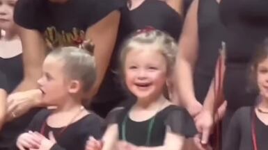 La tierna reacción de una niña al ver a sus padres