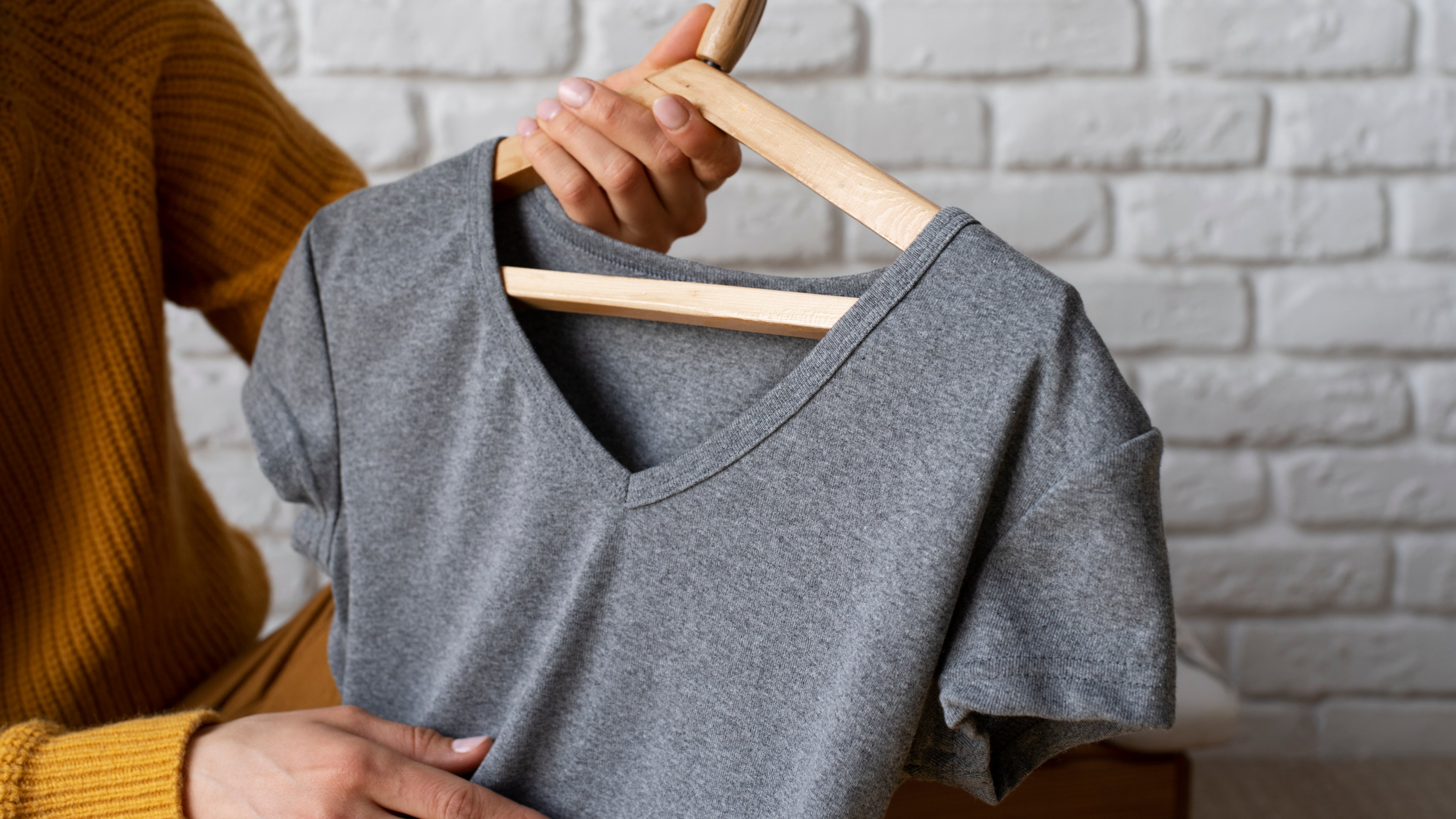 Cambio de armario por primavera sobre naturaleza muerta