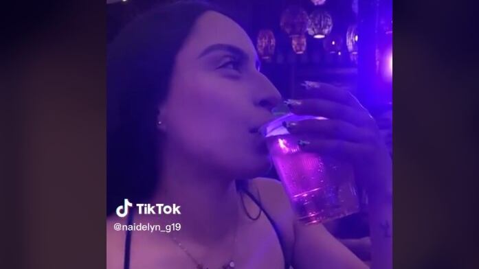 Mujer celebra su "no boda"