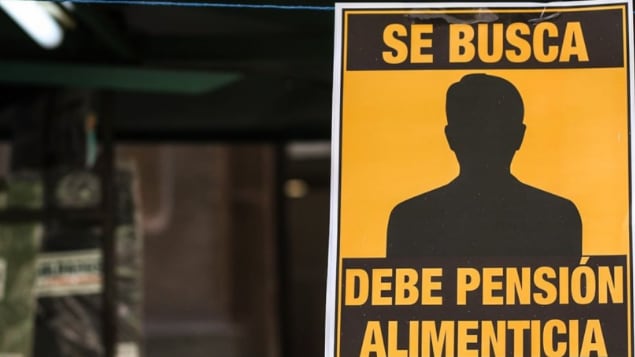 Este sábado 20 de mayo entrará en vigencia la Ley de Responsabilidad Parental y Pago Efectivo de Deudas de Pensiones de Alimentos. La norma permite a los jueces de Familia echar mano hasta el 90% de los fondos previsionales del deudor, informó Atón Chile.
La ministra de la Mujer y Equidad de Género, Antonia Orellana, y su par de Justicia, Luis Cordero, explicaron los alcances de esta iniciativa que es complementaria del Registro Nacional de Deudores de Pensiones de Alimentos, puesto que “la Ley de Responsabilidad Parental va más allá, busca el pago efectivo, el juez pasa a tener facultades para investigar los bienes y flujos económicos de quien adeuda la pensión alimenticia”, indicaron.
De esa manera, si el deudor tiene recursos suficientes en bienes y cuentas bancarias para pagar, eso se concretará en un plazo de 15 días, pero si no, hay recursos de ese tipo, entonces el juez indagará los fondos previsionales del deudor y el pago dependerá de la edad que le quede antes de jubilarse.
Descuento en AFP a padres deudores
Cordero explicó, además que si le quedan 15 años para jubilar, será solo hasta el 50% de los fondos; entre 15 y 30 años, hasta el 80% de sus ahorros previsionales, y sobre los 30 años el 90% se podrá destinar al pago de esa deuda de alimentos.
Orellana señaló también que nueve de cada 10 casos de quienes demandan son las madres, y que estas mujeres cargan tres mochilas: la crianza, todo el gasto que implica y “también la mochila judicial, lo que hacemos como Estado es ayudar a alivianar esa tercera mochila”.
Recordó que a inicios de 2022 “nos tocó implementar el Registro, aprobado por el gobierno anterior”, y que pandemia “visibilizó el abandono parental, un fenómeno muy arraigado en nuestro país”.
Añadió que “desde este sábado las madres y cuidadoras van a poder contar con un mecanismo concreto para buscar el patrimonio del deudor y pagar las deudas de alimentos.”.
Redacción: Aton Chile, Claudio Leiva