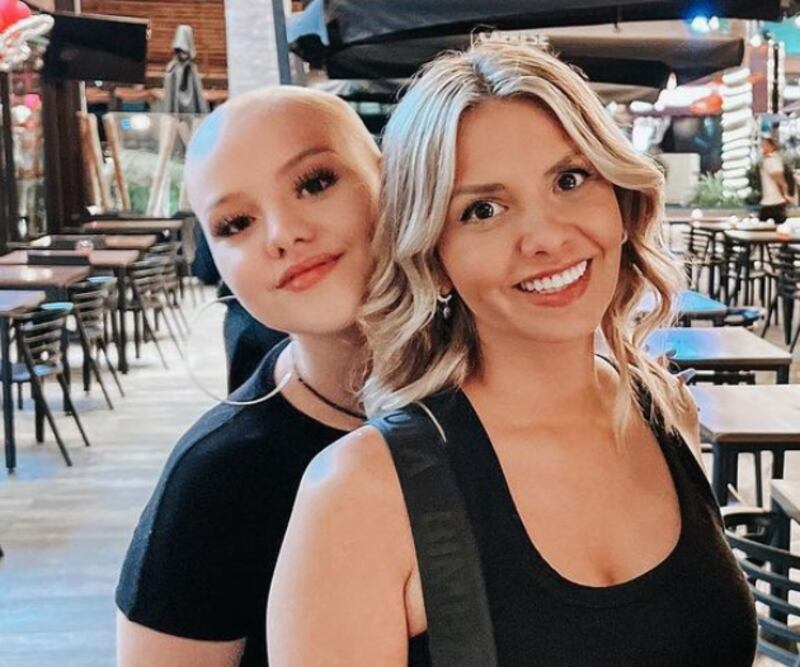 Nicole Pérez y su hija