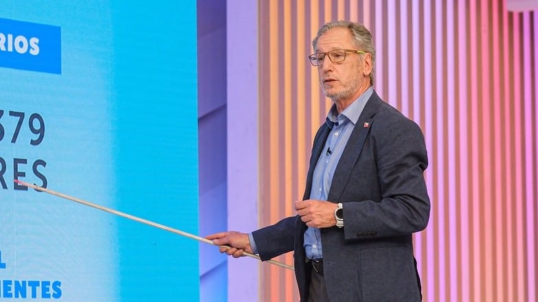 El biministro de Economía y Energía, Álvaro García, explicó cómo será la devolución de dinero en las cuentas de la luz